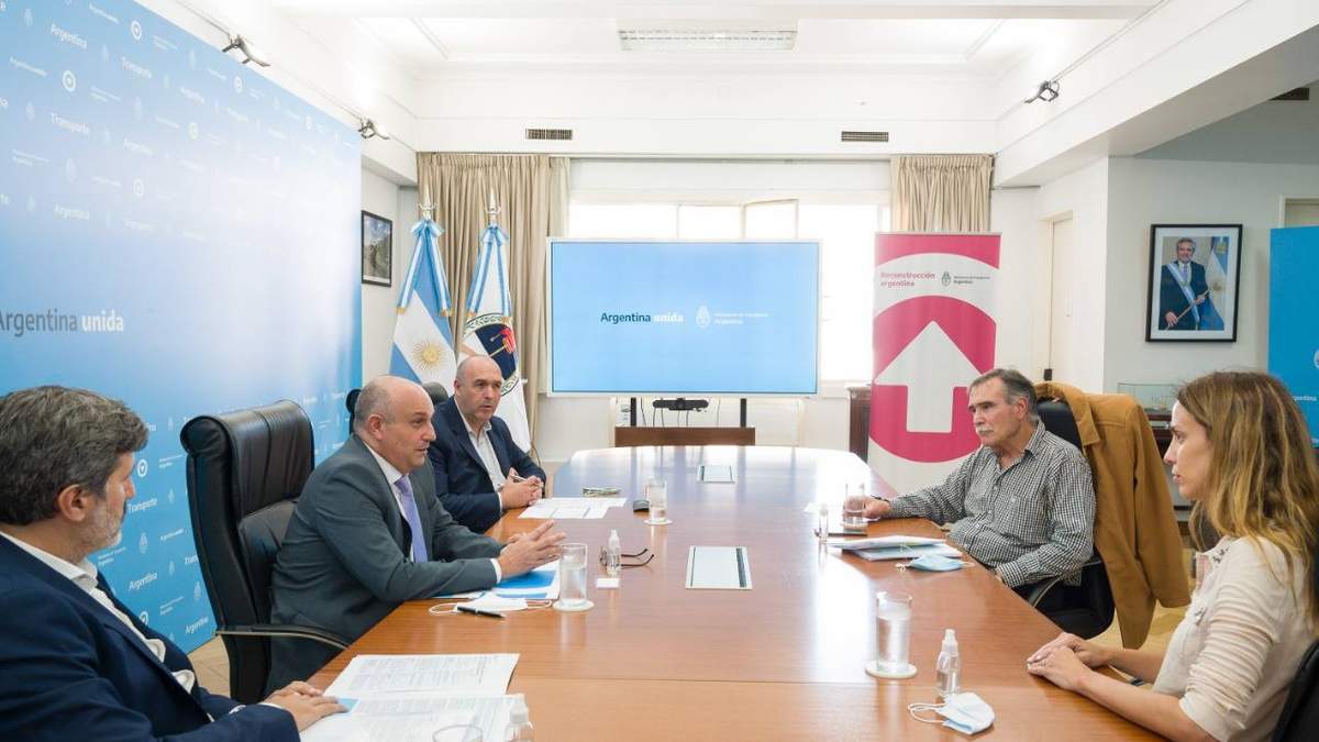 Tanya y Javier Bertoldi junto al ministro de Transporte, Alexis Guerrera, y equipo. Fuente: (Twitter)