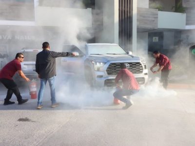 Se incendia camioneta en la que viajaba Fernández Noroña en Tamaulipas