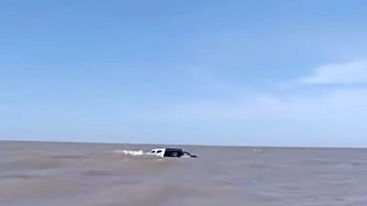 Camioneta arrastrada por el mar. Fuente: (Twitter)