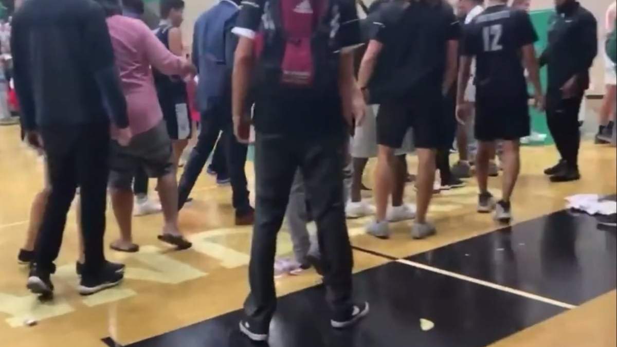 Estudiantes predominantemente blancos de preparatoria lanzaron tortillas al equipo latino de basquetbol