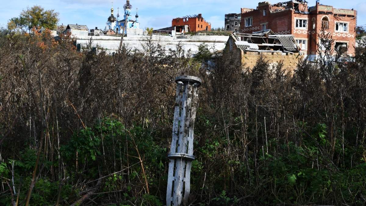 La cola de un misil sobresale en una zona residencial de la aldea recuperada de Bohorodychne, en el este de Ucrania