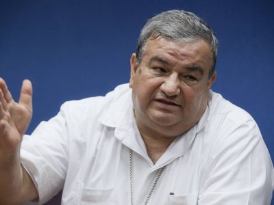 El arzobispo Carlos Garfias Merlos sigue grave por covid pero reportan "esperanza de recuperación"
