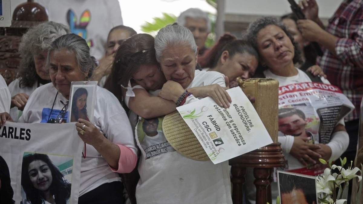 Colectivos de búsqueda de desaparecidos se reunieron en la entrada del municipio de Teuchitlán para peregrinar hasta el Templo Señor de la Ascensión, en donde se celebró una misa por las víctimas del Rancho Izaguirre