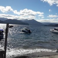 Derrame de combustible en el Nahuel Huapi por una embarcación que se hundió por el temporal