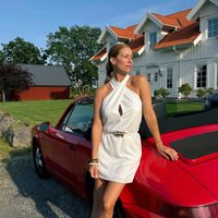 Nicole Neumann y sus mallas que suben la vara del verano: diseño lace-up y colores neutros