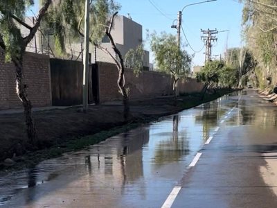 Un río sobre el asfalto: la pérdida de agua que enfureció a los vecinos de Luján de Cuyo
