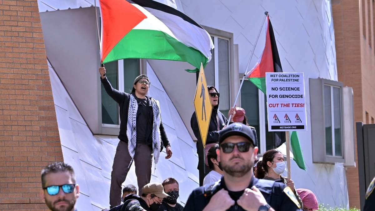 En imagen de archivo, manifestantes propalestinos ondean banderas afuera del Stata Center en el MIT, en Cambridge, Massachusetts