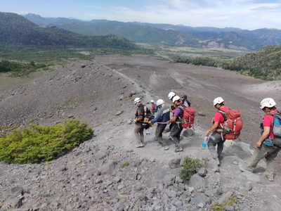 Brigadistas del Parque Nacional Lanín asistieron a una visitante extraviada en zona de montaña