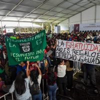 Estudiantes de la UAEM protestan durante la visita de Sheinbaum al Edomex