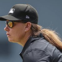 Jen Pawol se convierte en la primera mujer en arbitrar un juego de temporada regular de la MLB