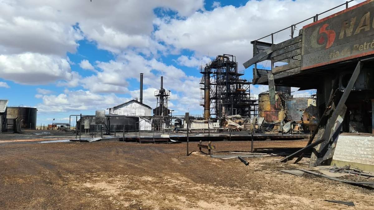 La UOCRA se manifestó en la refinería de la empresa NAO, siniestrada en septiembre de 2022. Fuente: (Cutral Co al Instante)