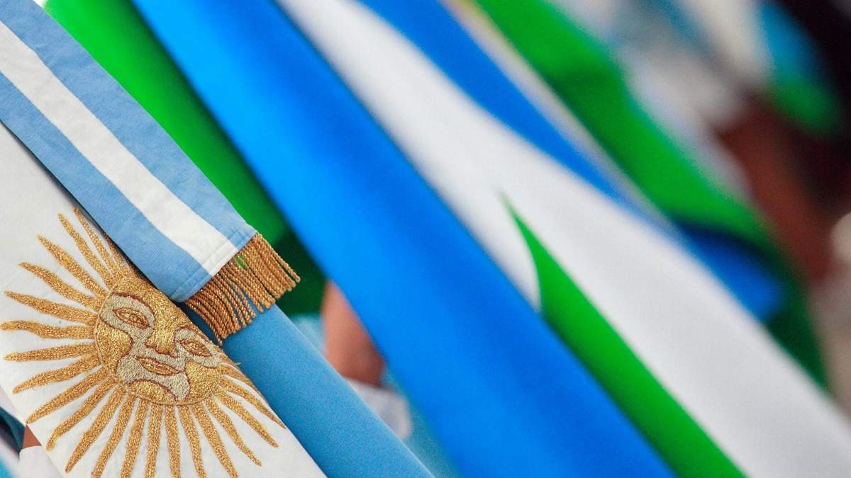 Bandera Argentina y Bandera de la Provincia de Río Negro. Fuente: (Twitter)