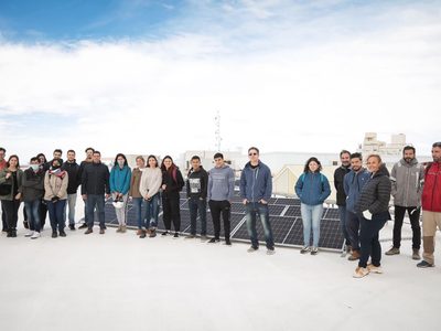 Recorrido de los estudiantes de Ingeniería de la UNCo por los paneles solares de la Legislatura