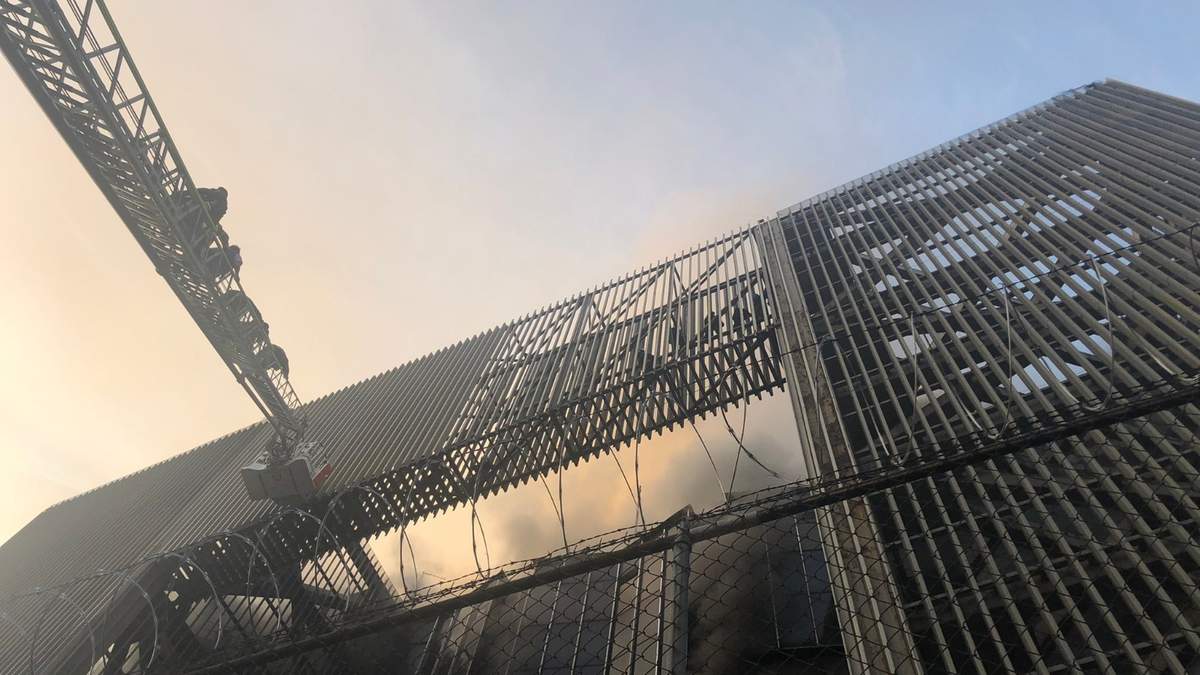Combate al incendio en instalaciones del Metro en la Ciudad de México