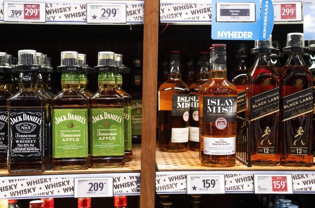 ARCHIVO - Botellas de bebidas alcohólicas etiquetadas con una estrella en Bilka, en Randers, Dinamarca, para facilitar a los clientes comprar productos europeos, el lunes 17 de marzo de 2025