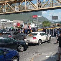 Manifestantes bloquean avenida de Monterrey por falta de agua; cobran por dejar pasar