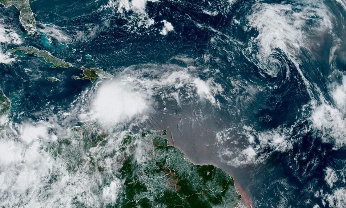 En una imagen satelital, proporcionada el lunes 21 de agosto de 2023 por la Oficina Nacional de Administración Oceánica y Atmosférica de Estados Unidos, se muestra la tormenta tropical Franklin al sur de la isla de la Española
