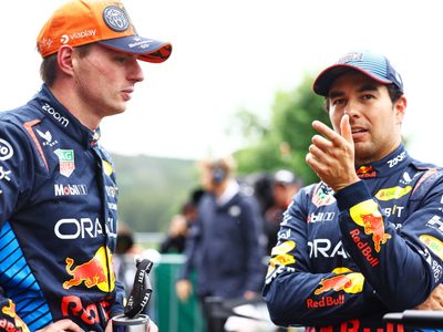 Trabajo en equipo: Verstappen y Checo Pérez buscan solucionar los problemas de Red Bull