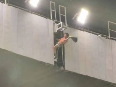 Arrestan al aficionado del América que subió al techo del estadio Azteca
