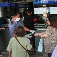 Atención jubilados: los bancos abren líneas telefónicas para que pidan sus tarjetas de débito