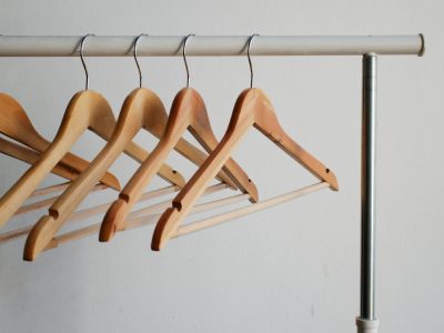 No la tires: transformá las perchas de madera rotas en este increíble organizador para tus joyas