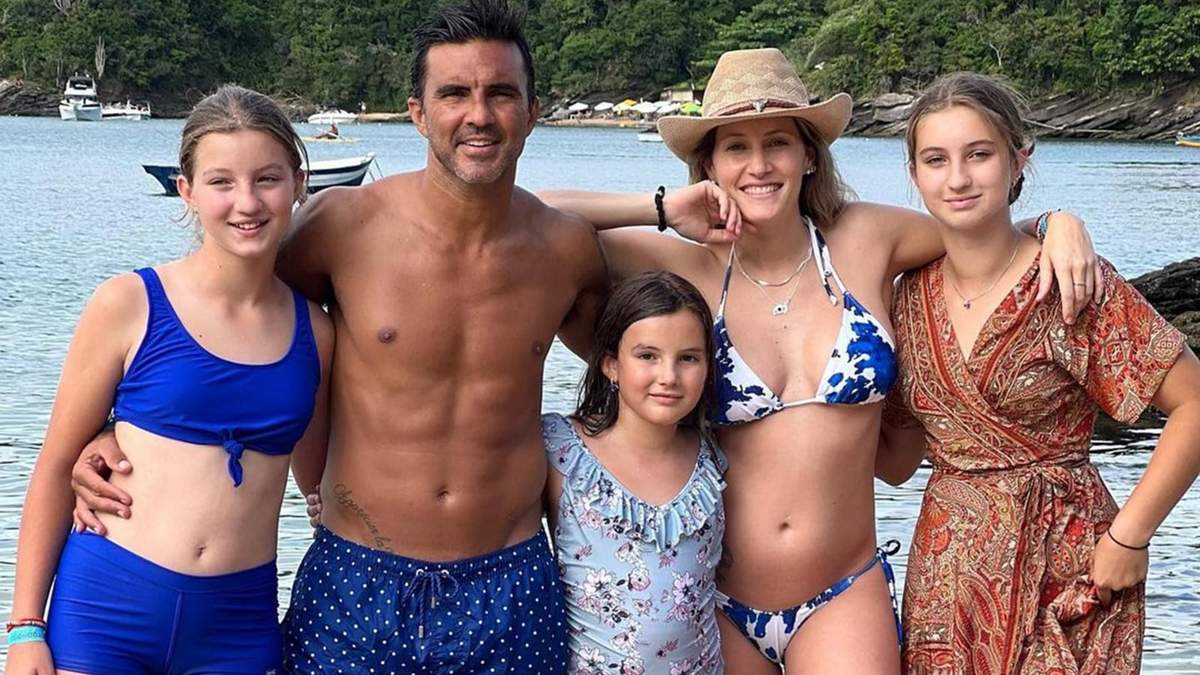 Mica Viciconte juntoa Fabian Cubero y sus hijas. Fuente: (Twitter)