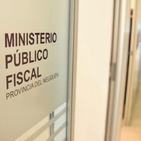 Intento de femicidio en Centenario: mientras la perseguía, le disparó tres veces