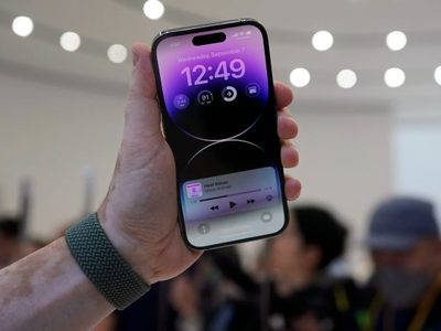 Pareja vende a su bebé para comprar un iPhone 14 y convertirse en influencers