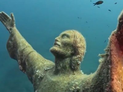 Así es la espectacular escultura del Cristo del Abismo a 17 metros bajo el mar