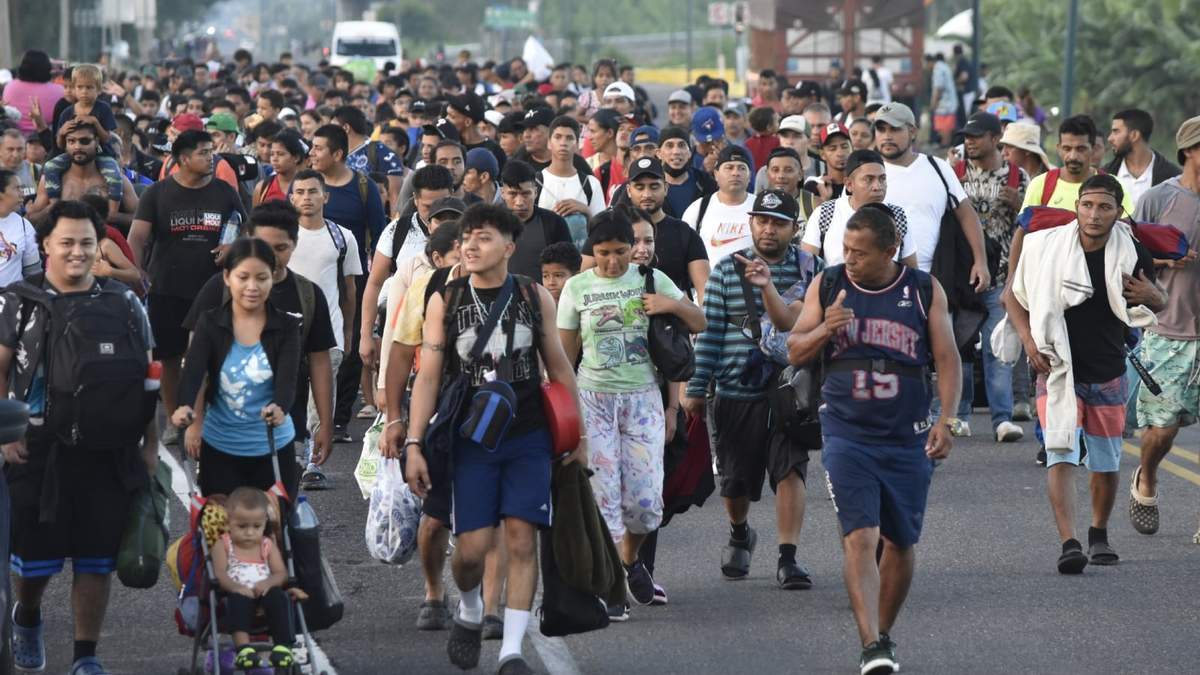 Migrantes caminan por la carretera que atraviesa Suchiate, estado de Chiapas, en el sur de México, el domingo 21 de julio de 2024, al emprender su viaje hacia a la frontera con Estados Unidos.