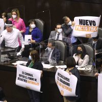 Diputados le reclaman sobre fideicomisos... Herrera, tranquilo y degusta chocolate