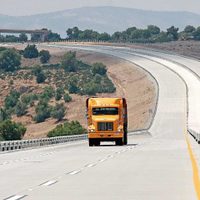 Diciembre, mes de los asaltos, dicen traileros: Cárteles imponen su ley en las carreteras federales