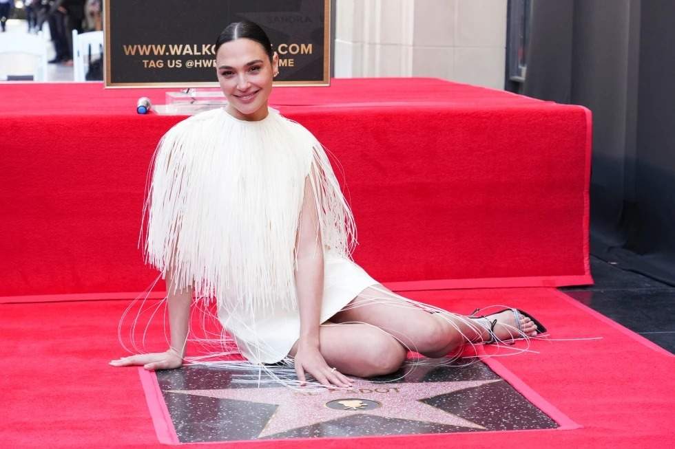 Gal Gadot posa con su nueva estrella en la ceremonia en la que se le otorgó en el Paseo de la Fama de Hollywood el martes 18 de marzo de 2025 en Los Ángeles.