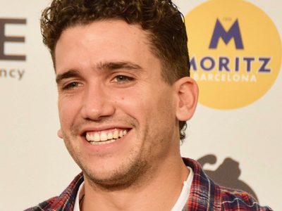Jaime Lorente es motivo de risa por una increíble postal con ¿su mejor compañía de películas?