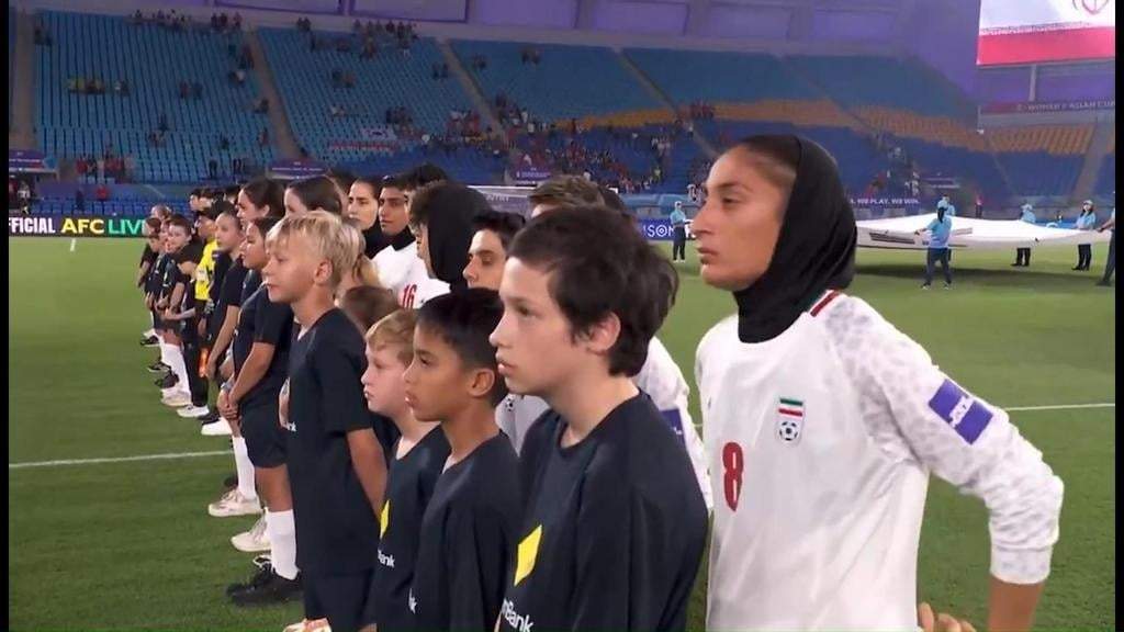 Selección femenil de Irán se niega a cantar su himno nacional en su debut en la Copa Asiática