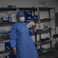 Multan con 10 millones de euros a médicos por promover remedios falsos contra la Covid-19
