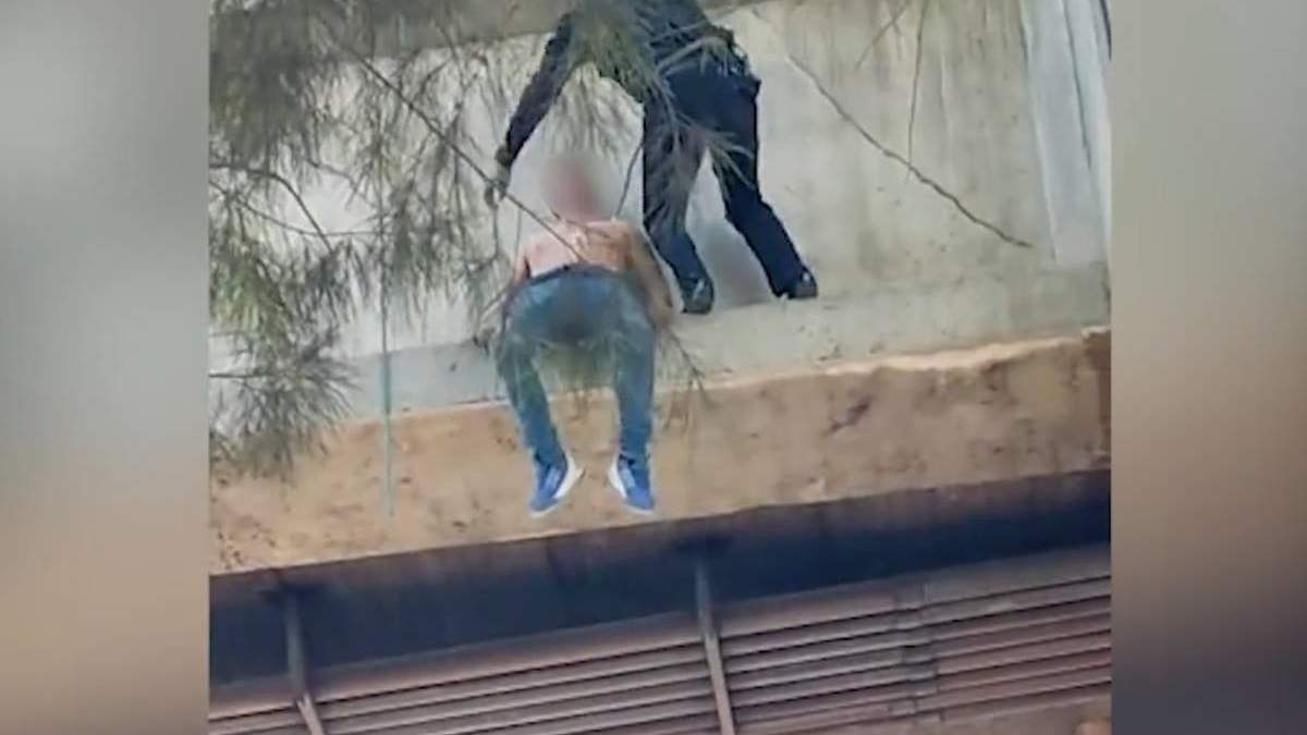 El momento en el que el policía salva al joven
