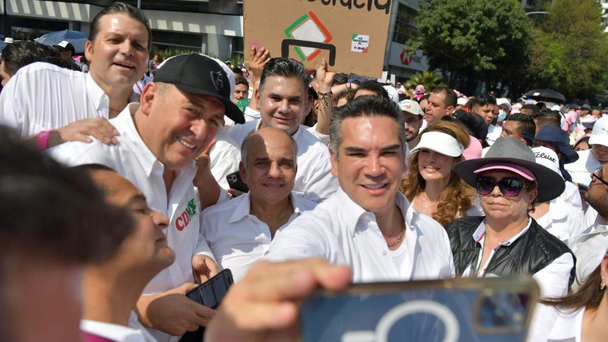 Alejandro Moreno en la marcha del 13 de noviembre en defensa del INE