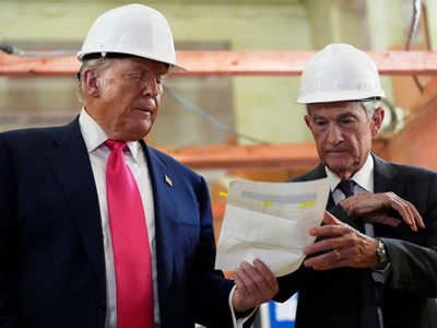 Con amenaza de acusación penal, Trump escala su pugna contra el presidente de la Fed