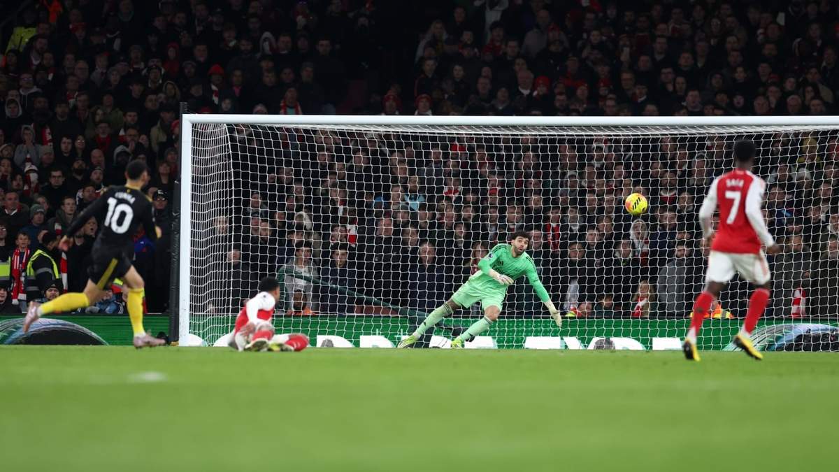 Manchester United derrota 3-2 al Arsenal y abre la carrera por el título de la Premier League
