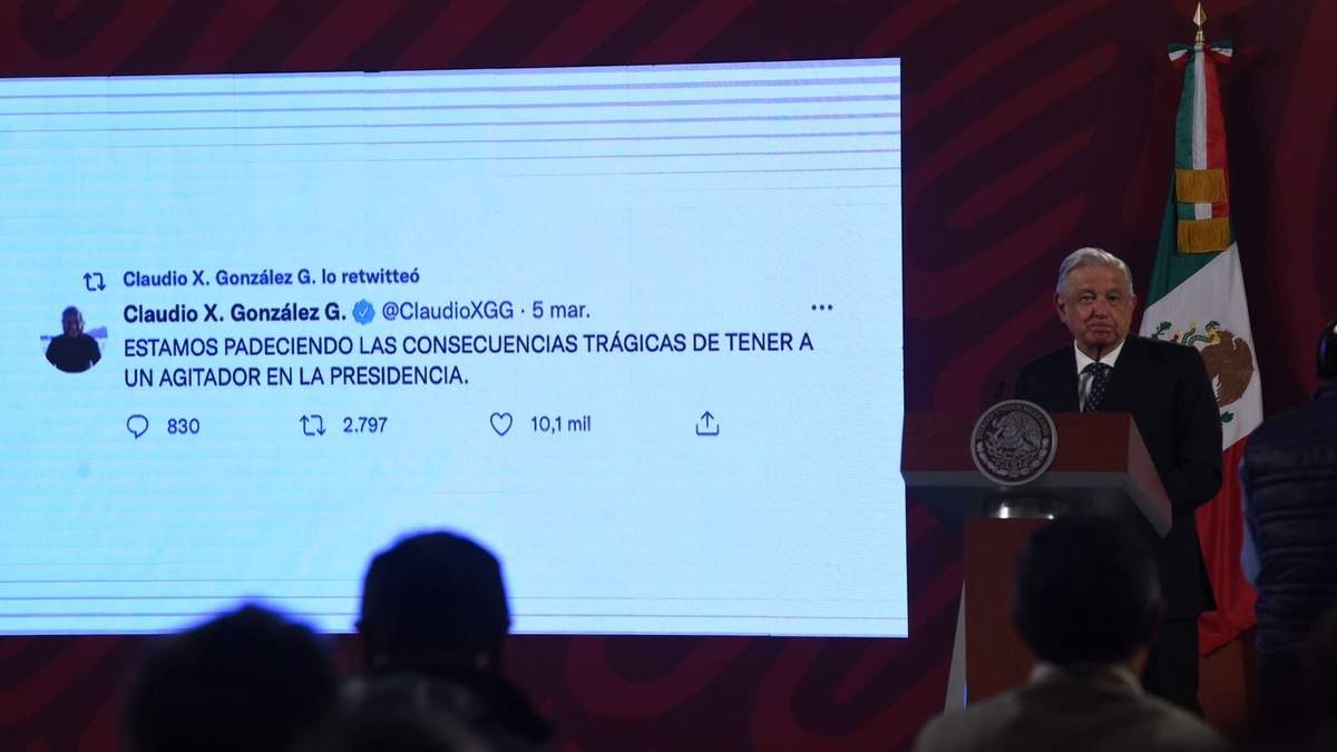 El mandatario exhibió un tuit de Claudio X González
