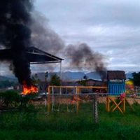 Incendios, bloqueos y un muerto tras 10 horas de enfrentamiento en Oaxaca