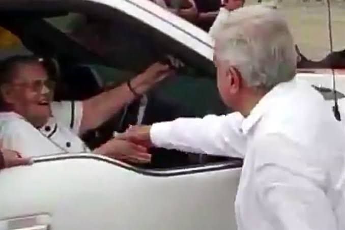 AMLO y la mamá del chapo