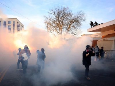 Alcalde de Portland exige que ICE abandone la ciudad después de que agentes gasearon a manifestantes