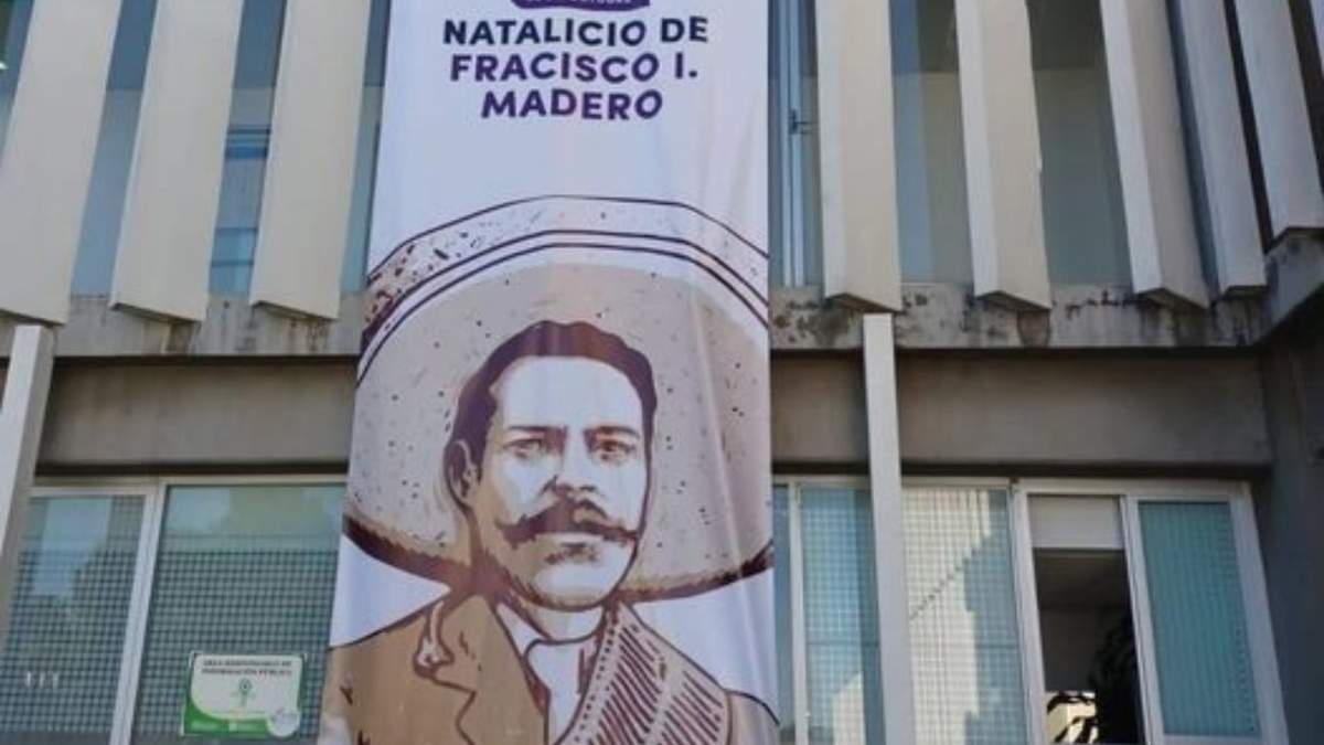 El pendón en las oficinas de la SEP