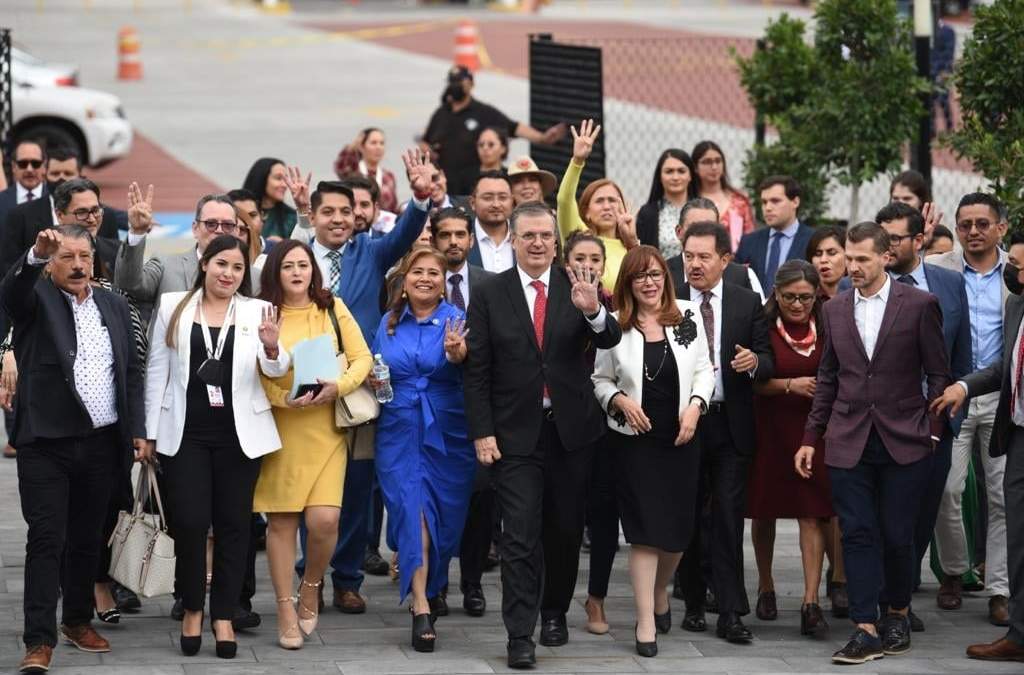 El recibimiento a Ebrard en la plenaria de Morena