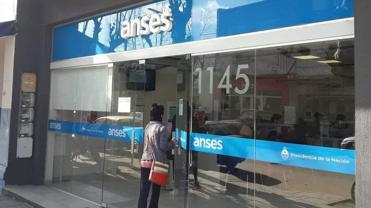 Una persona ingresando a una oficina de la ANSES. Fuente: (Twitter)