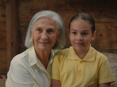 A los 79 años, así está hoy la actriz que hizo de Sevgi, la querida abuela de "Todo por mi hogar"