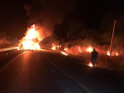 Arden tráiler y camioneta tras chocar de frente; muere un conductor