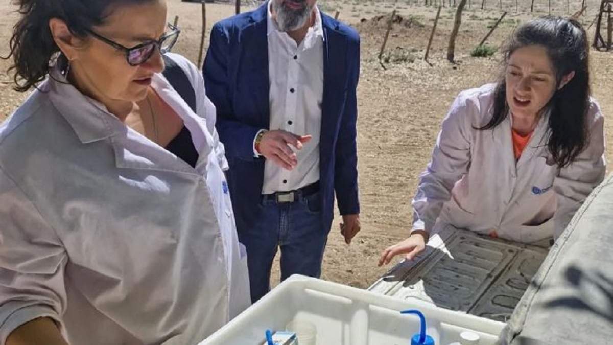 Recolectan muestras para realizar análisis físico químicos de los manantiales de agua termal. Fuente: (Gobierno de Neuquén)